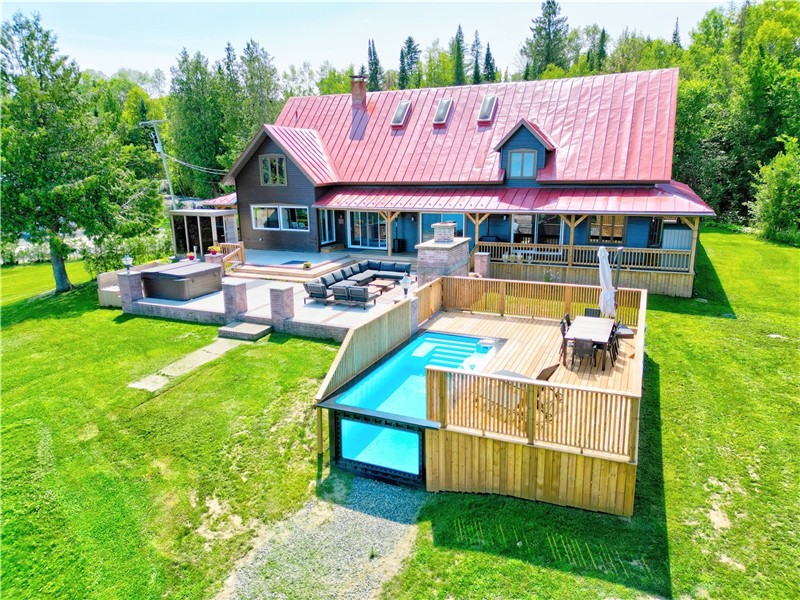 Luxury Waterfront Chalet
